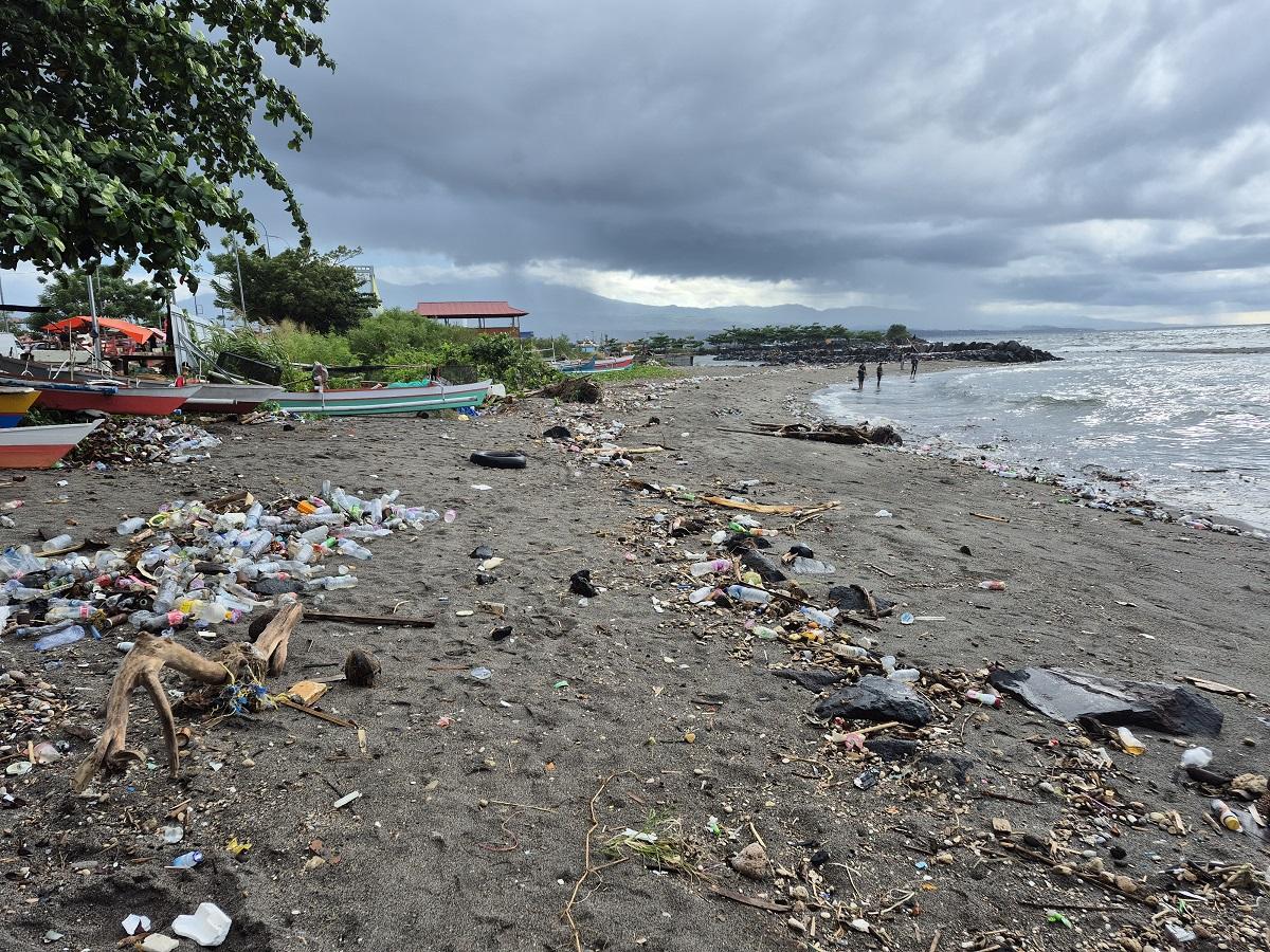 Keadaan-pantai-Sindulang-Kecamatan-Tuminting-Kota-Manado-yang-penuh-dengan-sampah.jpg