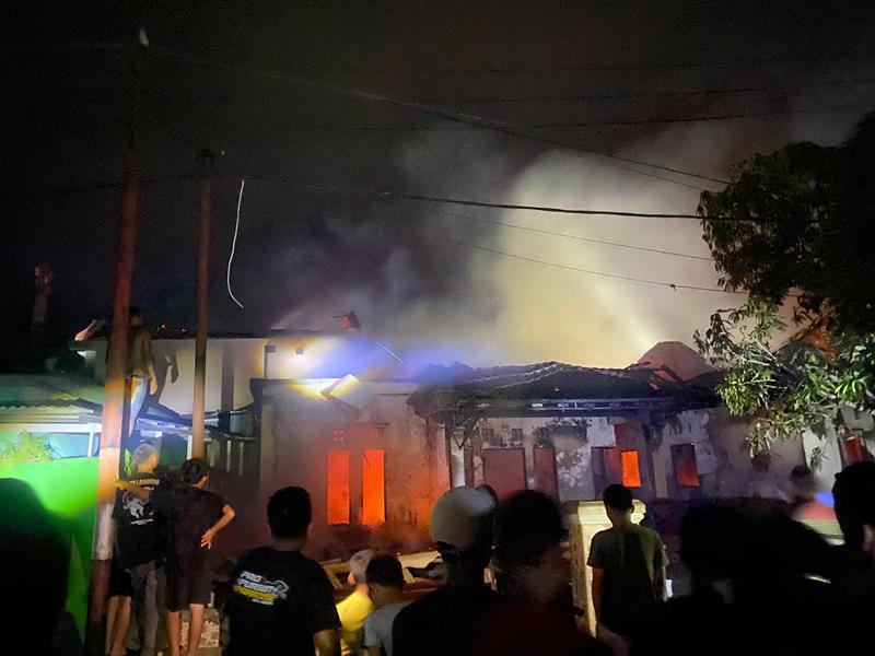 Kebakaran-Rumah-milik-seorang-ASN-yang-terbakar-di-desa-TolJLJKJ89.jpg