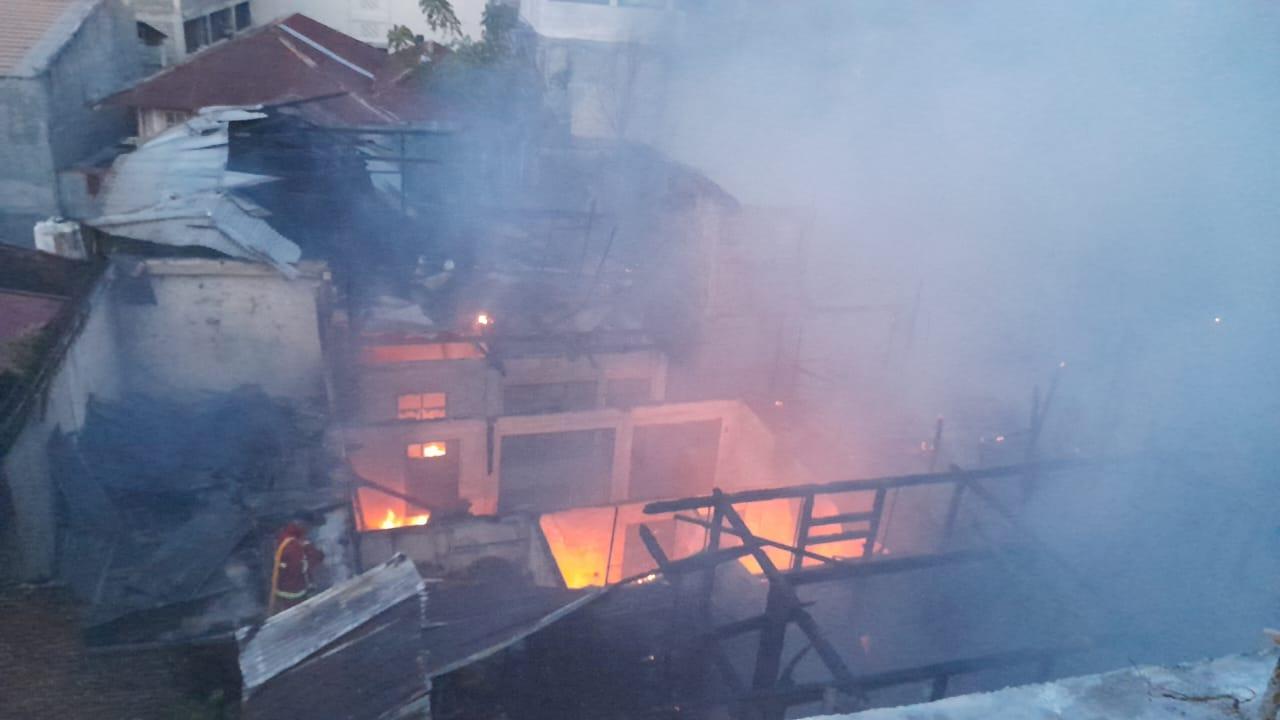 Kebakaran-di-Kelurahan-Bahu-Lingkungan-3-Manado-Sulawesi-Utara-Minggu-512025-sore.jpg