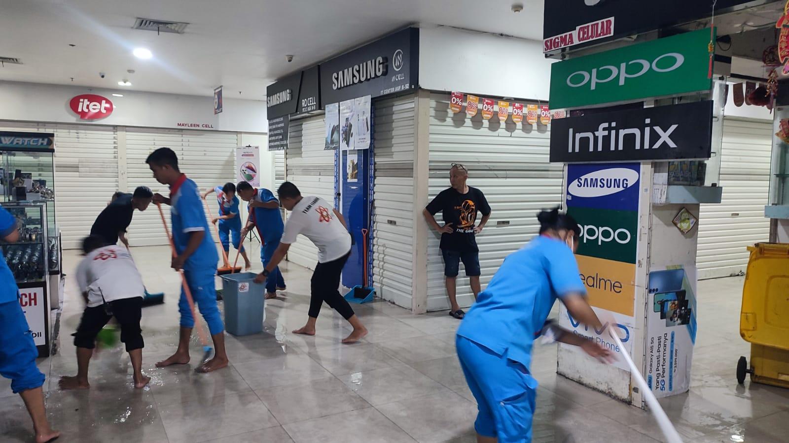 Detik Menegangkan Karyawan dan Pengunjung itCenter Manado Lari Selamatkan Diri, Konter HP Terbakar