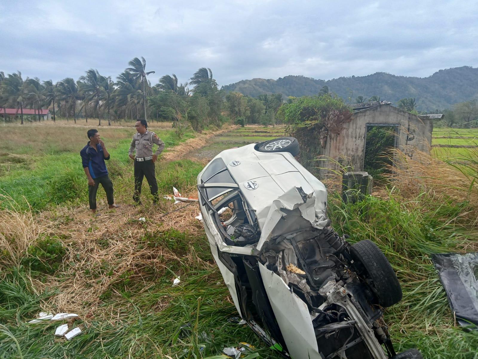 Kecelakaan-Mobil-Xenia-Putih-di-Inobonto-Bolmong-Sulawesi-Utaradhfghfghfgh.jpg