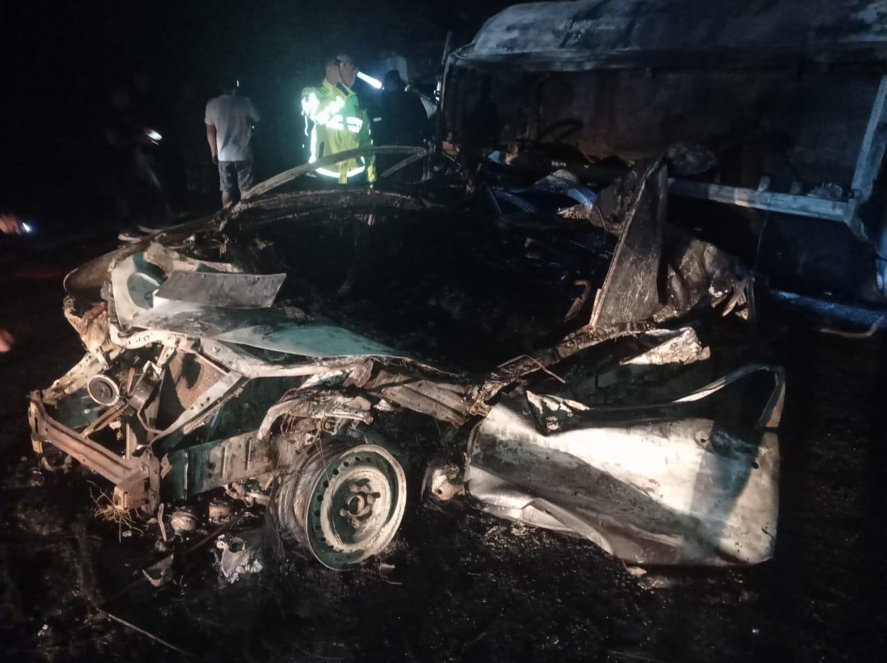 Kronologi Kecelakaan Maut di Minsel, Truk Terguling, Menindih 2 Kendaraan dan Muncul Percikan Api