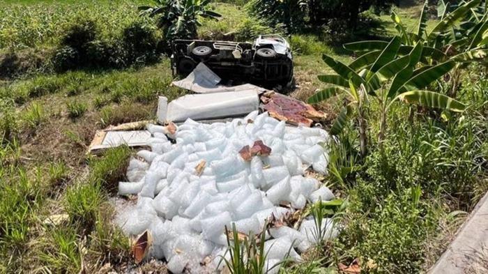 Kecelakaan Maut Hari Ini, Seorang Sopir Tewas, Truk Boks Es Batu Tabrak Pembatas Jalan dan Terguling