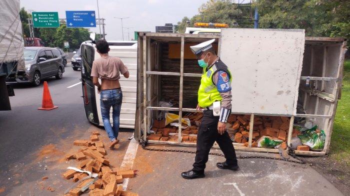 Kecelakaan-truck-pickup-muatan-LPG-dan-Batu-bata-terguling-di-jalan-tol-Waru-Surabaya.jpg