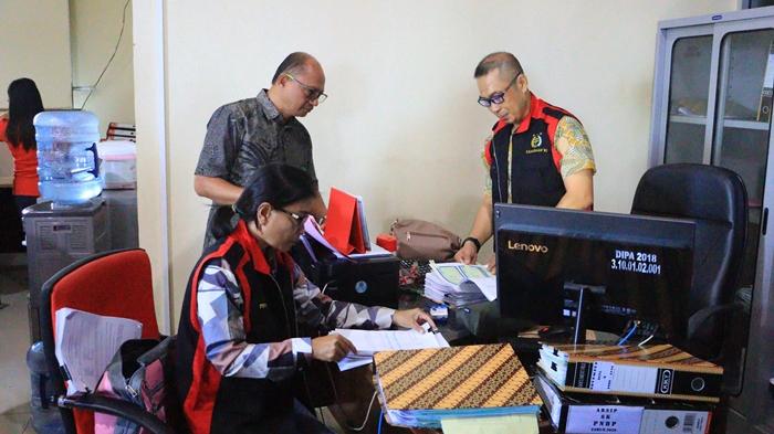 Kejaksaan-Tinggi-Kejati-Sulawesi-Utara-melakukan-penggeledahan-di-Kantor-Rektorat-Unsrat-23542.jpg