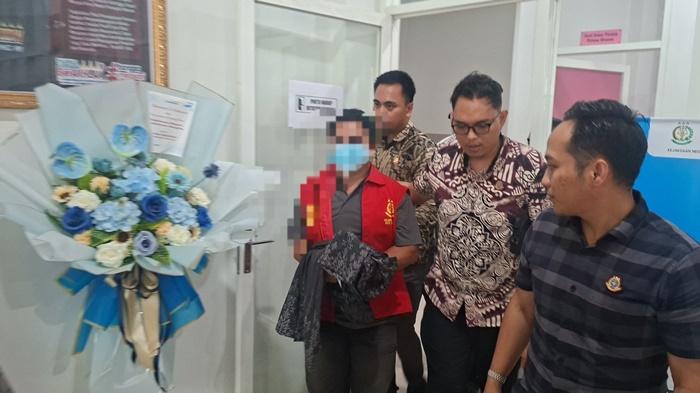 Kejari-Kepulauan-Sangihe-tersangka-berinisial-SS-kasus-korupsi-Dana-Desa-Beha.jpg