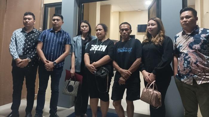 Keluarga-serta-kuasa-hukum-Evia-Maria-Mangolo-menggelar-ibadah-singkat-dan-doa.jpg