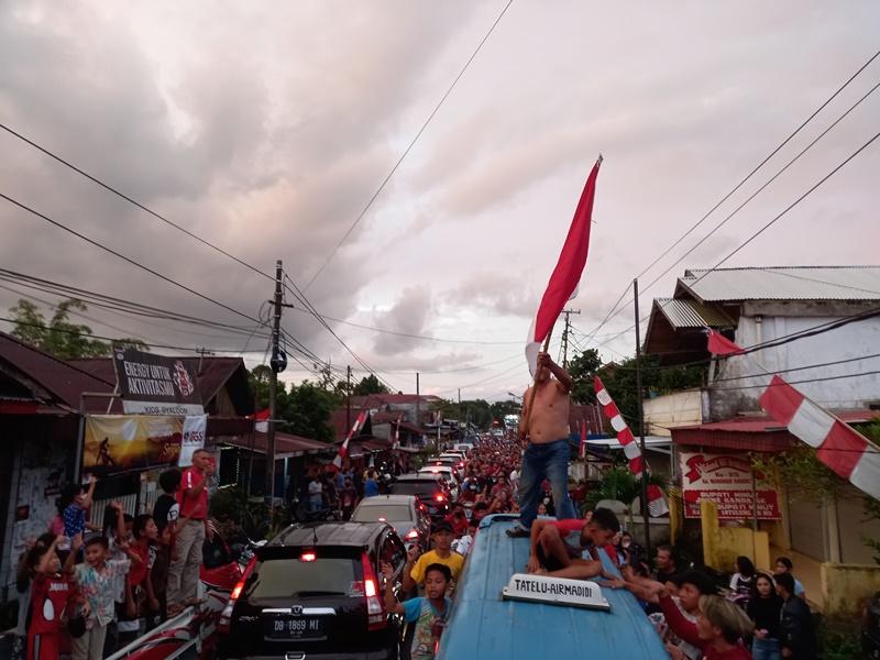 Kemeriahan-Para-pendukung-saat-konvoi-mengantar-hukum-tua-terpilih-di-Desa-Laikit.jpg