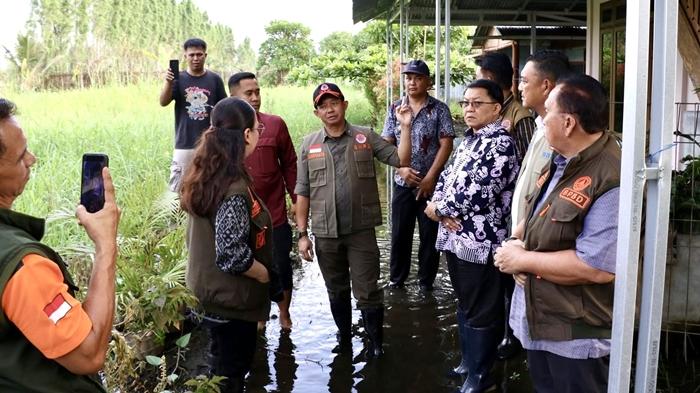 Kepala-BNPB-RI-Letjen-TNI-Suharyanto-meninjau-lokasi-bencana-banjir-luapan-Danau-Tondano.jpg