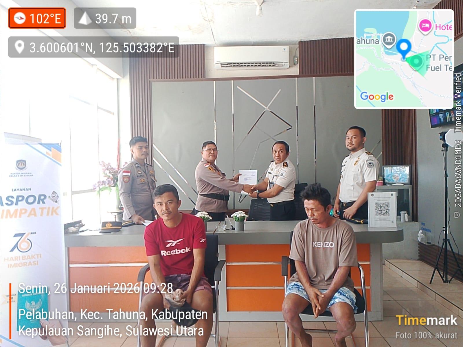 Kepolisian-Sektor-Tabukan-Selatan-menyerahkan-tiga-orang-Warga-Negara-Asing-asal-Filipina.jpg