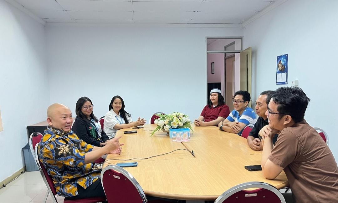 Ketua-Asosiasi-Pengusaha-Indonesia-Apindo-Sulawesi-Utara-Nicho-Lieke-ke-kantor-Tribun.jpg