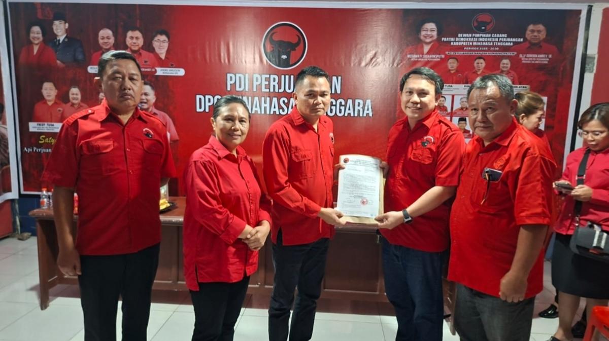 Ketua-DPC-PDIP-Mitra-Ronald-Kandoli-saat-menyerahkan-SK-DPP.jpg