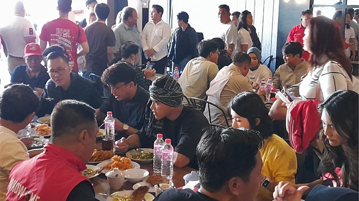 Ketua-Umum-Partai-Solidaritas-Indonesia-PSI-Kaesang-Pangarep-makan-Tinutuan.jpg