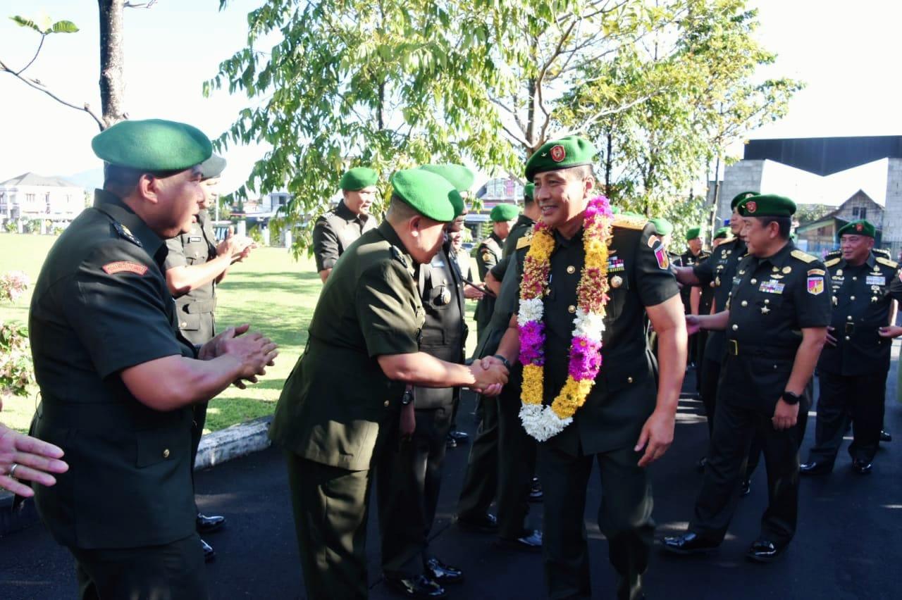 Kasdam Brigjen TNI Yustinus Nono Yulianto Disambut Prajurit Kodam Merdeka dengan Tradisi Penerimaan