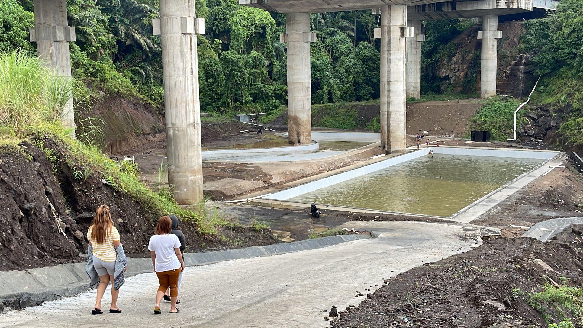 Kolam Renang Aer Ujang di Kota Bitung Sulawesi Utara, Berada di Kolong Jalan Tol