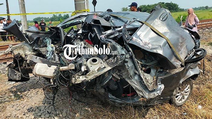 Kecelakaan Maut, Seorang Penumpang Tewas, Mobil Ringsek Setelah Tertabrak Kereta Api