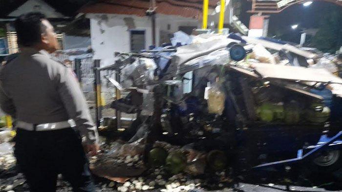 Kecelakaan Maut, 1 Orang Tewas, Motor Roda 3 Muatan Tabung Gas dan Air Tertabrak Kereta