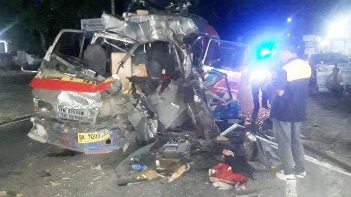Kondisi-kendaraan-minibus-yang-terlibat-kecelakaan-lalulintas-di-Pasaman-Barat-Sumbar.jpg