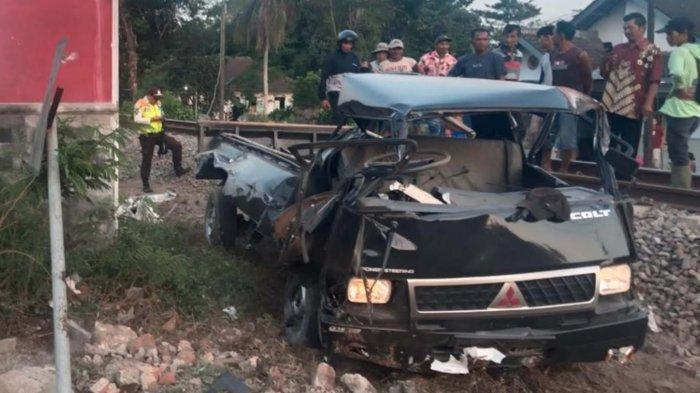 Kecelakaan Maut, Sopir Mobil Pikap Tewas di Tempat, Tertabrak Kereta Api Hingga Terseret 15 Meter