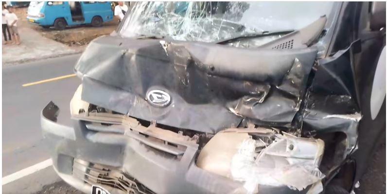 Kondisi-mobil-pikap-yang-terlibat-kecelakaan-dengan-sepeda-motor-di-Desa-Kauditanio9.jpg