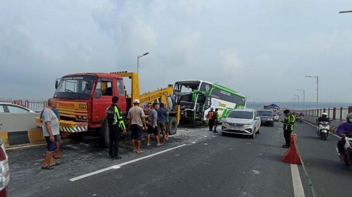 Kondisi-moncong-bus-setelah-menyeruduk-bagian-belakang-bak-truk-di-Jalan-Raya-Jembatan-Suramadu.jpg