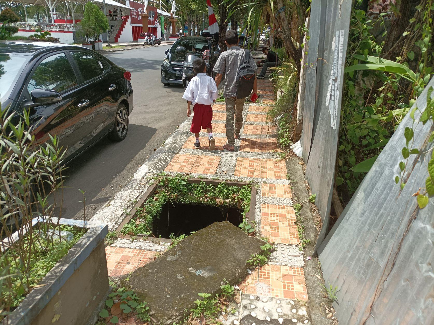 Lubang Trotoar Sambut Turis, Warga: Bikin Manado Tidak Aman dan Jorok