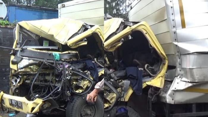 Kondisi-truk-boks-yang-alami-kecelakaan-menabrak-truk-tronton-di-Tol-Cipularang.jpg