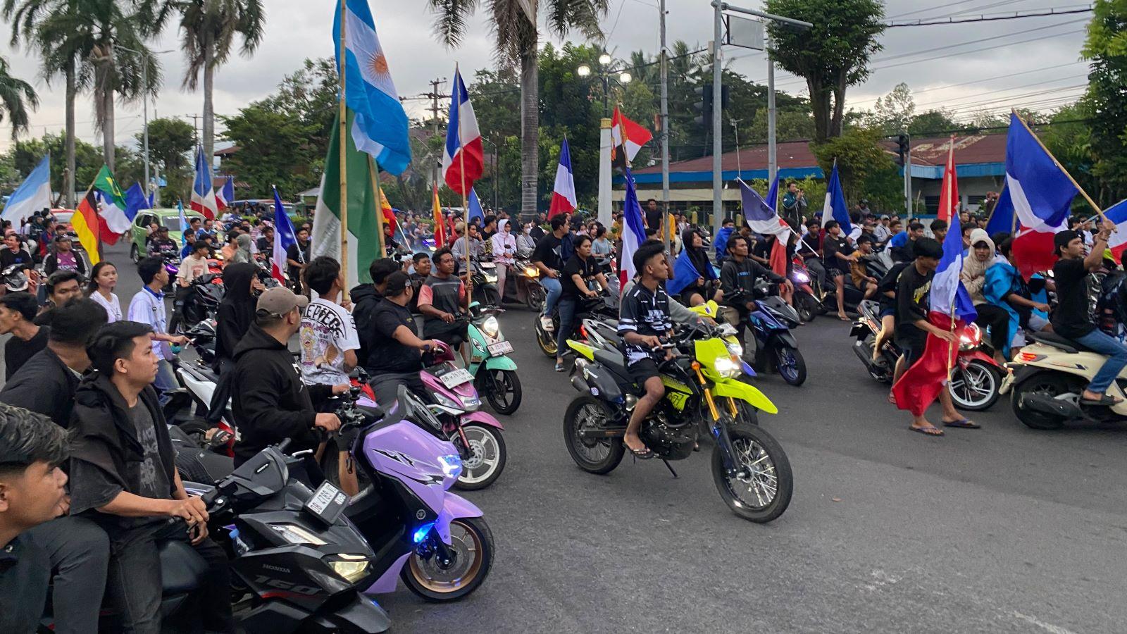 Pendukung Prancis Rayakan Kemenangan dengan Konvoi, Tri Colore Berkibar di Tugu Cakalang Bitung - Tribunmanado.co.id