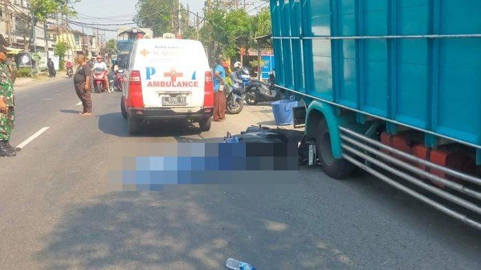 Korban-meninggal-dunia-terlindas-truk-di-Jalan-Raya-Semambung.jpg