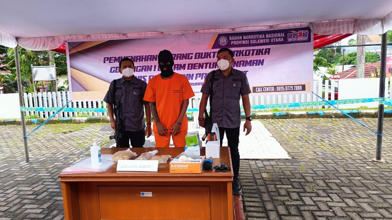 Kurir-Ganja-di-Manado-saat-ditangkap-BNN-Sulut-Senin-20-Februari-2024-dfhghfcghfghf.jpg
