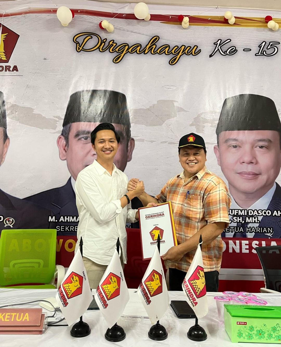 Kyfen-Kapoyos-kiri-saat-mendaftarkan-diri-Bacaleg-Partai-Gerindra-hggyu787878.jpg