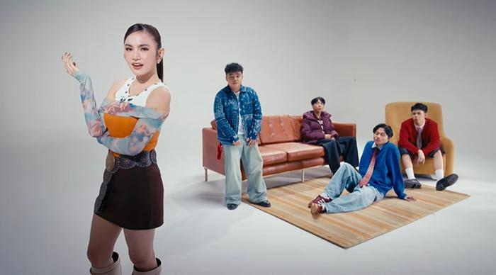 LAGU-INDO-Lirik-Lagu-Seketika-Rizwan-Fadilah-RnBoyz-Mahalini.jpg