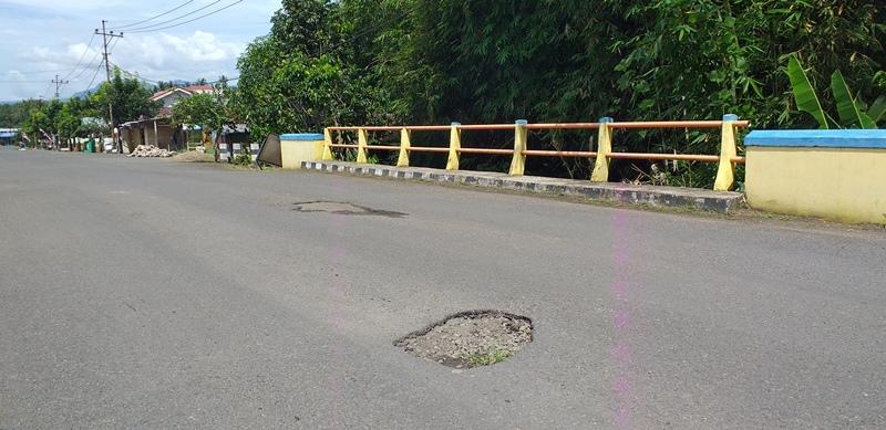 LUBANG-Kondisi-jalan-berlubang-di-sekitar-area-jembatan-Kelurahan-MongondowLO.jpg