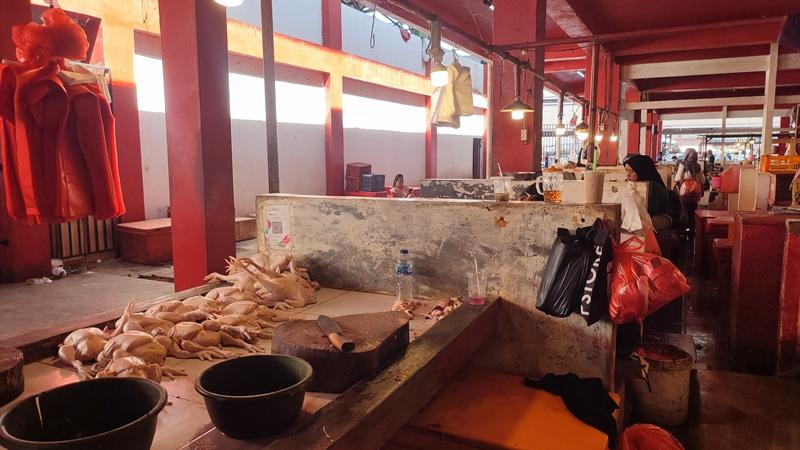 Lapak-pedagang-daging-ayam-di-Pasar-Bersehati-Manado-Sulawesi-Utara.jpg