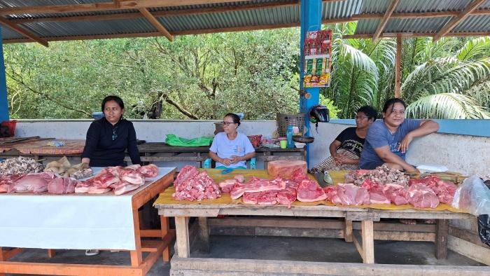 Lapak-pedagang-daging-babi-di-Pasar-Towoe-Tahuna-ag.jpg