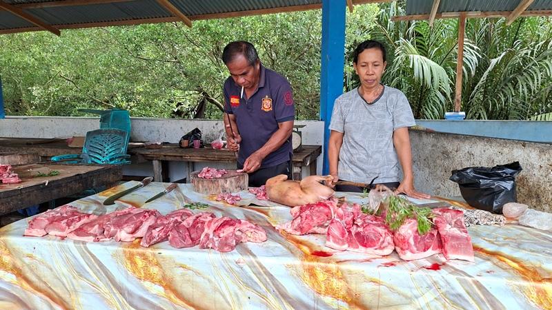 Lapak-penjual-daging-babi-di-Pasar-Towoe-Kabupaten-Kepulauan-Sangihelo0.jpg
