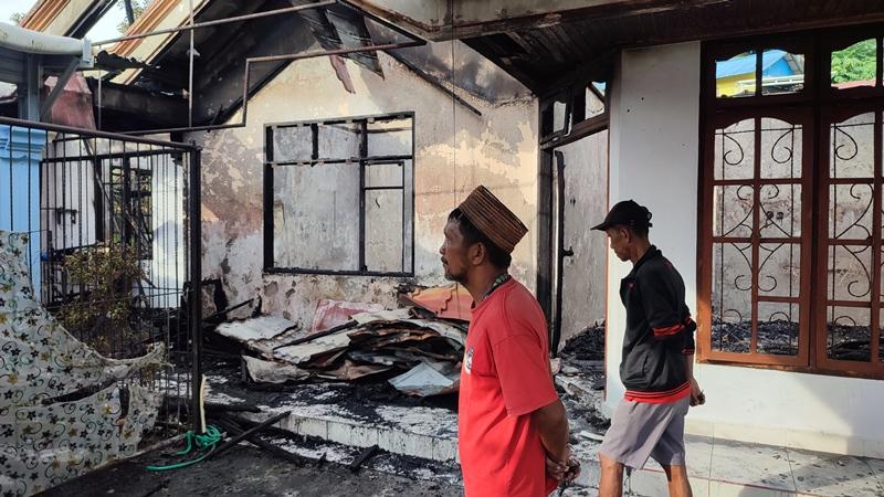 Saksi Mata Kebakaran Satu Rumah di Mahawu Manado Sulawesi Utara: Api dari Lantai 2