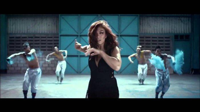 Lirik Lagu Walk - Agnez Mo, Lengkap dengan Terjemahannya