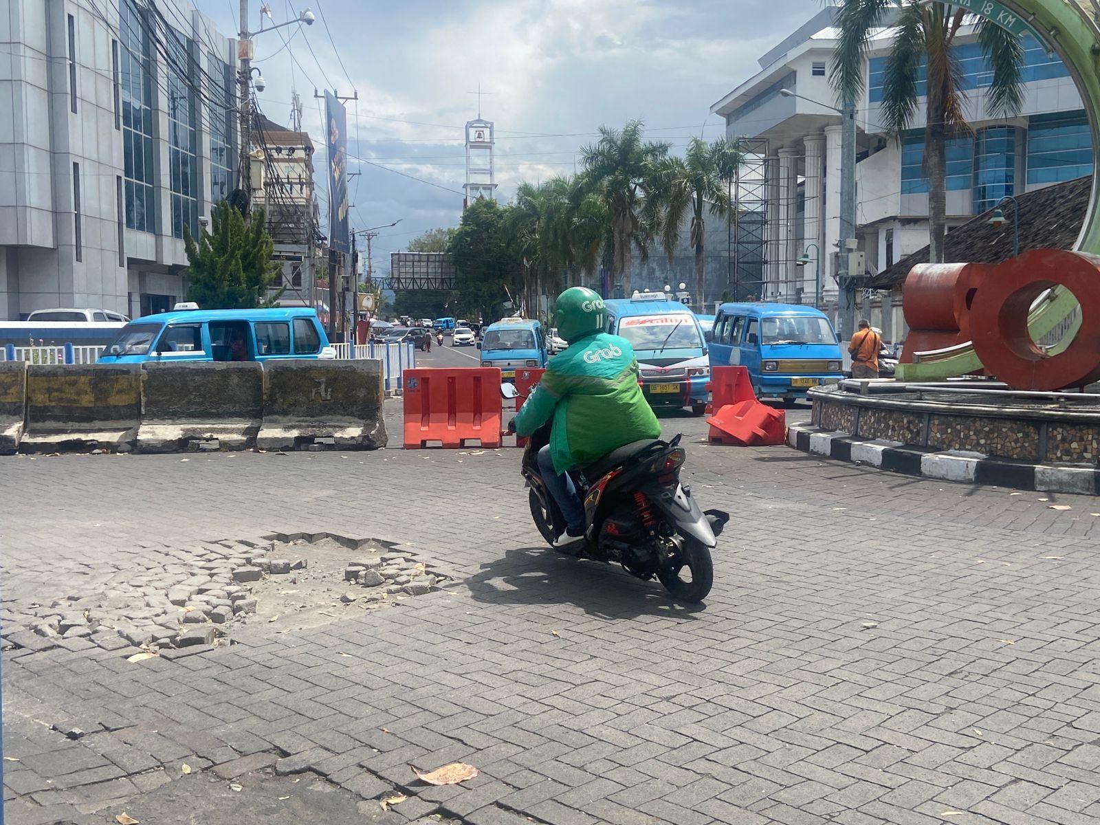 Pengendara Keluhkan Jalan Rusak di Dekat Zero Point Manado: Tolong Segera Diperbaiki