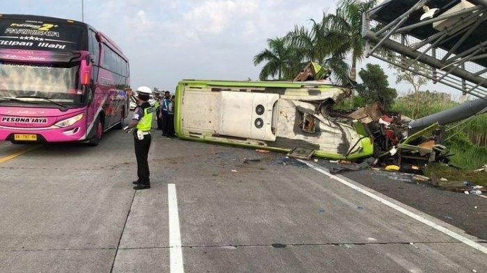 Kecelakaan Maut, Satu Orang Tewas, Bus Banting Setir Lalu Terperosok ke Parit