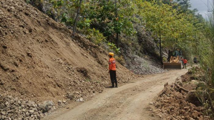 Longsor-Jalan-Pindol-Bolmong-Sulut-zsdgse.jpg
