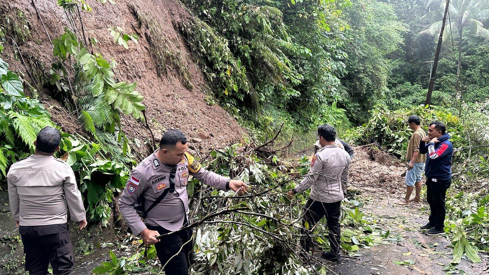 Kondisi Terkini Jalan Beong-Lai Sitaro Sulut Pascatertutup Tanah Longsor, Dibersihkan Manual