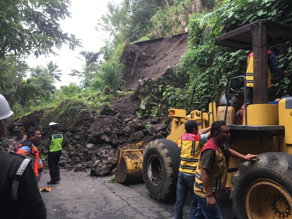 Longsor-di-jalan-Tanggari-Minut-Sulawesi-Utara-Rabu-2512023fghjgfjhjhjhgj.jpg