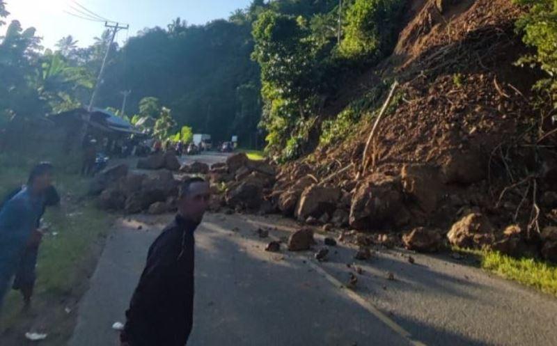 Longsor-yang-terjadi-di-jalur-Kotamobagu-Bolmong-56ty7.jpg