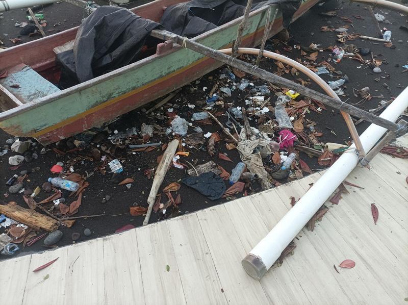 MBW-II-Sampah-bertaburan-di-pinggir-pantai-Malalayang-Beach-Walk-IILO0.jpg