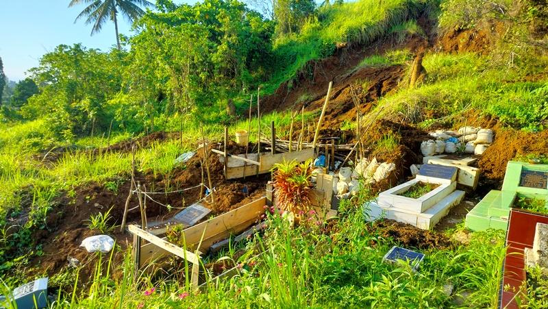 Makam-yang-tertutup-longsor-di-TPU-Manado-fhdfhu768967979789.jpg