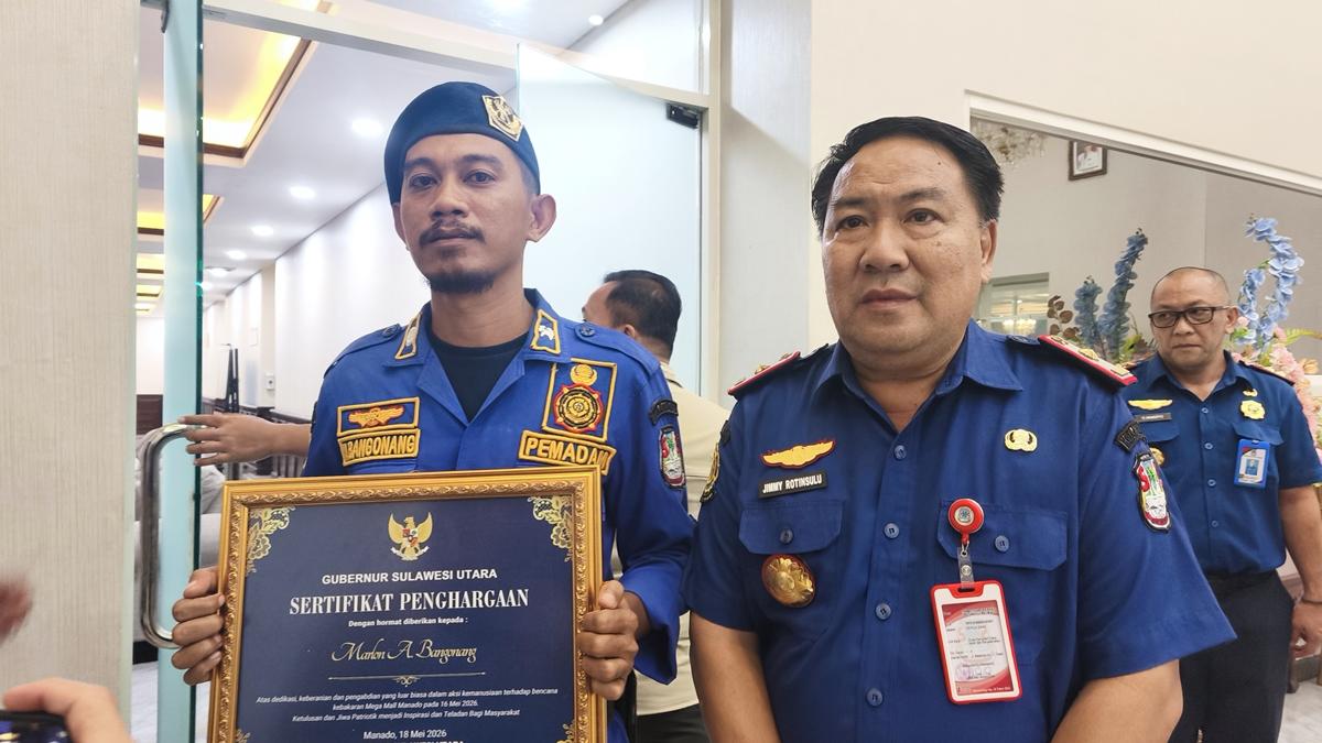 Marlon-Bangonang-Damkar-Kota-Manado-yang-ikut-berada-di-garis-depan-saat-proses-evakuasi.jpg