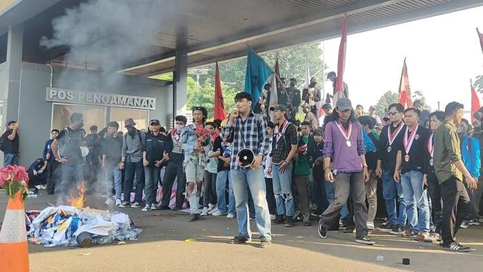 Massa-Demo-UU-Pilkada-pada-Jakarta-Kamis-2282024-sore.jpg