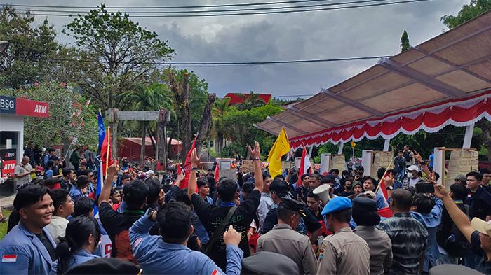 Breaking News : Massa Aksi Demo Tiba di Kantor DPRD Sulawesi Utara