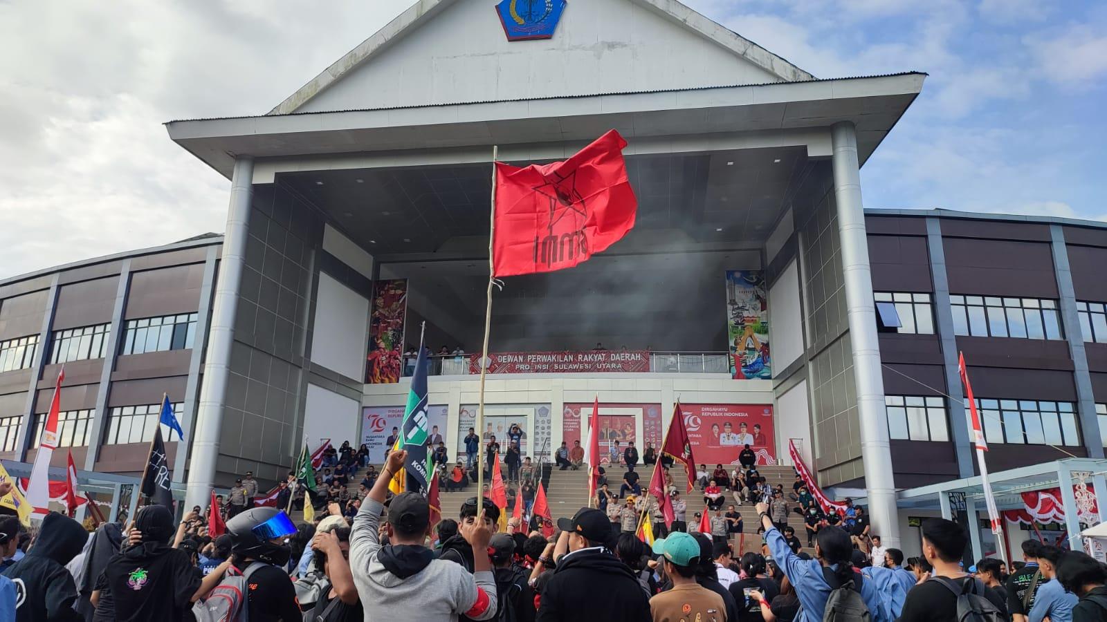 Massa Aksi Tak Mau Bubar Sampai Diizinkan Masuk ke dalam Kantor DPRD Sulawesi Utara